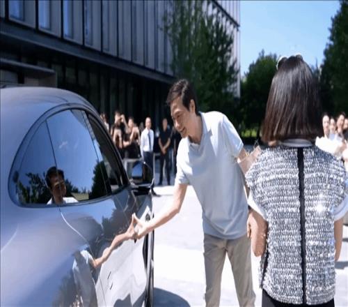 首批小米YU7正式交付：雷军再现"千亿CEO给我开门"