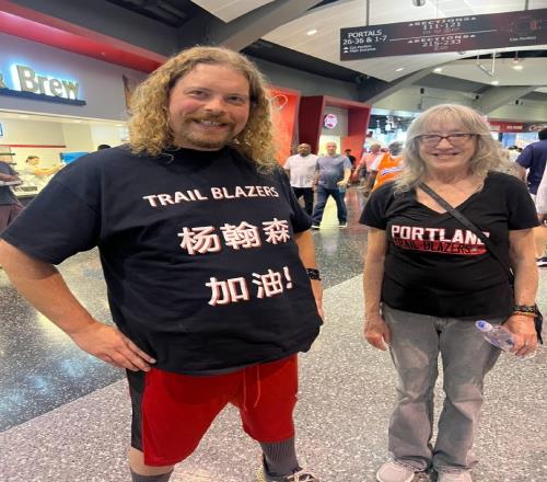 杨瀚森水不了！球迷穿特制衣服为小杨加油“瀚”少了三点水