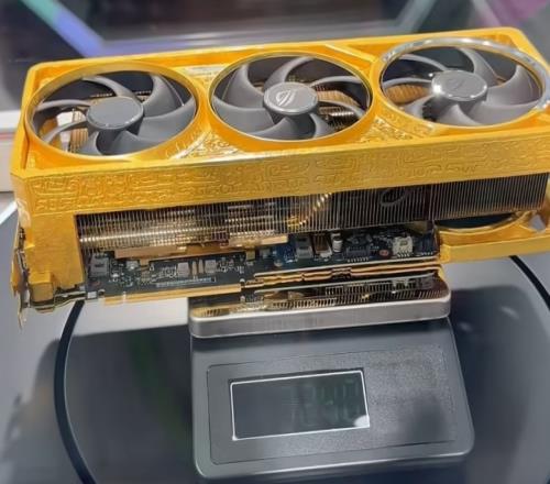 10斤真金打造500万元“卡皇”,华硕展示ROGRTX5090D黄金显卡