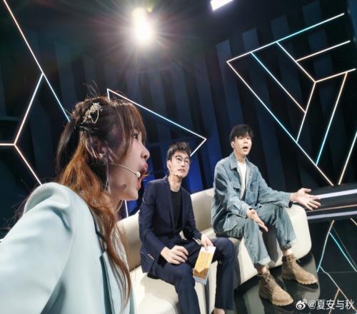 接下來登場(chǎng)的是EWC！LPL女主持夏安曬照：開始上班！