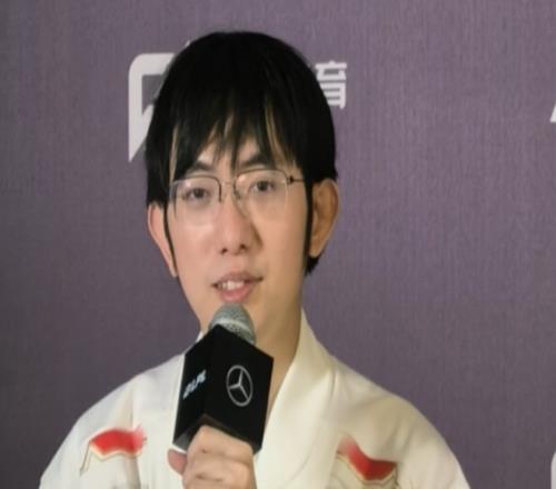 終于遇上了EWC八強(qiáng)HLE將交手AL，此前圣槍哥采訪時曾表示想跟Vipre3交手