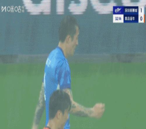 新鵬城vs海牛現(xiàn)場雨勢仍然較大，球員被淋得有些睜不開眼