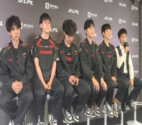 JDG賽后群訪廠長：登峰組隊(duì)伍都很強(qiáng)我們會(huì)認(rèn)真準(zhǔn)備每一場比賽