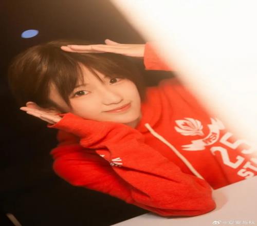 主持夏安晒照：很爽的休息日，瘫在床上吃冰棍看蜡笔小新