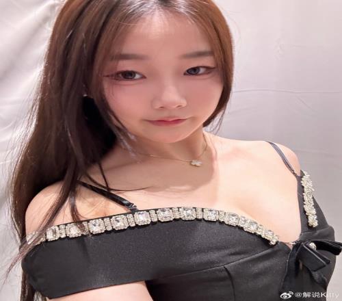 這衣服不錯Kitty曬出自拍：好白的上半身