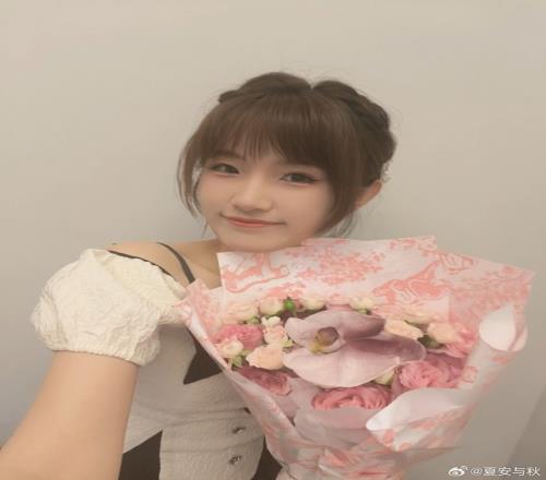 女主持人夏安晒照：谢谢米米的漂亮花儿！今天也是幸福安子嘿嘿