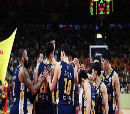 太受歡迎！廣東新援回宿舍被球迷圍堵合影和簽名顯親和力