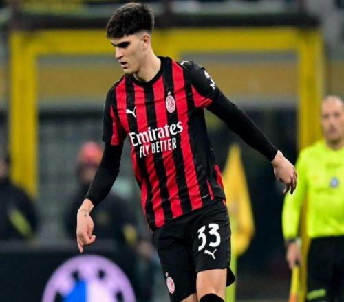 左后衛(wèi)后繼有人！米蘭19歲新星全場瘋跑+偉意左式鏟球+高球商防守