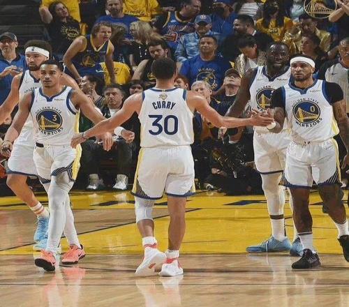 NBA10年代最強的球星，到底是詹姆斯還是庫里