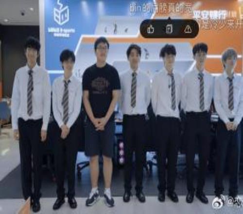 牛的Bin曾凌晨三點自己在視頻里發(fā)彈幕夸自己：“Bin的肩膀真的寬”