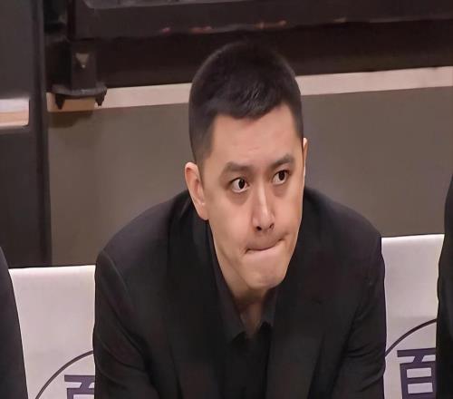 楊鳴面對記者提出的一個問題，沉默數(shù)秒后，才回應(yīng)