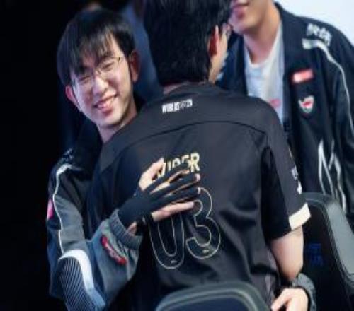 屬于2021EDG的團聚時刻！LoLesports曬出Flandre與Viper擁抱照片