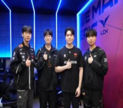 HLE分享季前賽活動上單隊合影：很高興見到你們