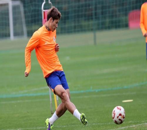 山東泰山隊(duì)積極備戰(zhàn)客場(chǎng)與武漢三鎮(zhèn)隊(duì)的中超聯(lián)賽