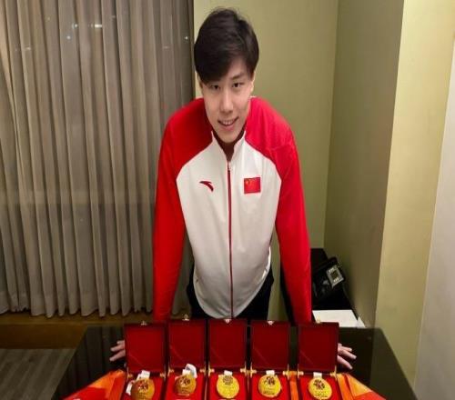 覃海洋社媒曬出5枚游泳亞錦賽金牌，祝愿家國共好