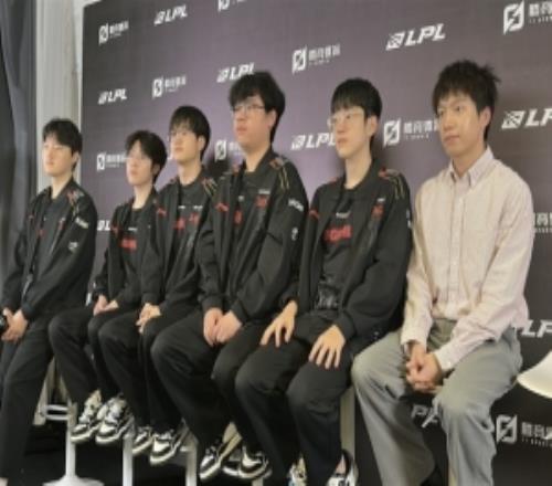 JDG賽后群訪Peyz：現(xiàn)在狀態(tài)不是很好需要更努力去恢復(fù)好的狀態(tài)