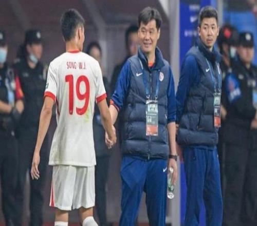 中超吸取斯盧茨基的教訓(xùn)，李霄鵬打算夾擊防守瓦科