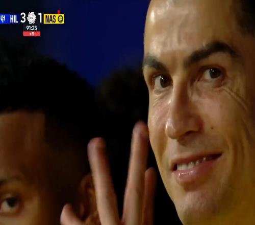 質(zhì)疑判罰不公，C羅皇馬時期也做過相同爭議手勢并高喊“搶劫”