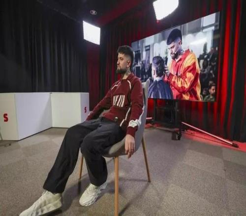 巴塞罗那理发师：欧洲杯期间，费尔明专门打电话让我给他理发