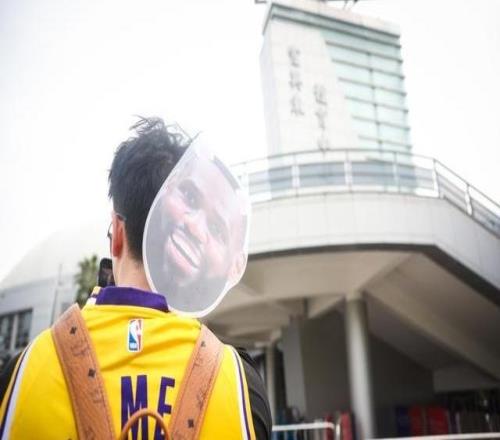 “四旬老漢”詹姆斯空降現(xiàn)場(chǎng)燃爆激情，“上海交大體育學(xué)院”再掀籃球旋風(fēng)！