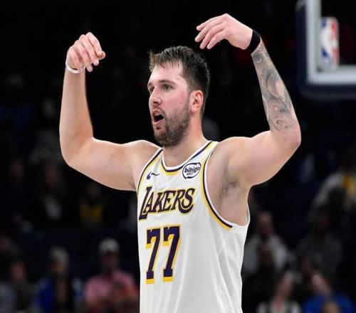 東契奇五戰(zhàn)封神！200+55+46創(chuàng)NBA最佳開局，湖人豪取五連勝