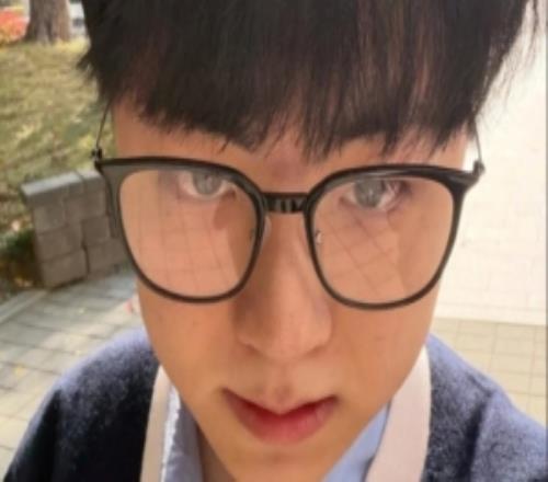 ShowMaker更新社媒：明年會(huì )上傳更多照片，大家新年快樂(lè )