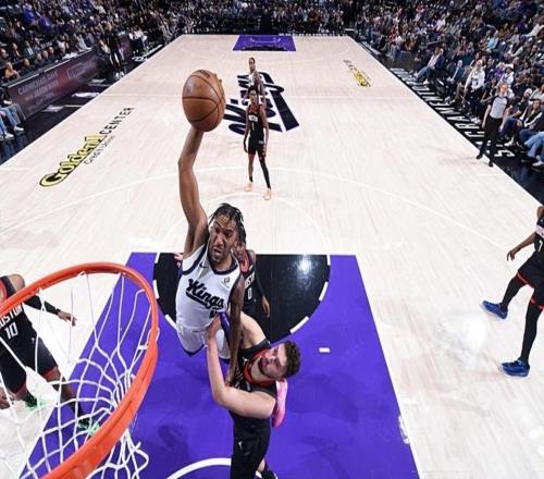 能得分能投籃能組織，火箭可以考慮通過(guò)交易得到國(guó)王后場(chǎng)大將