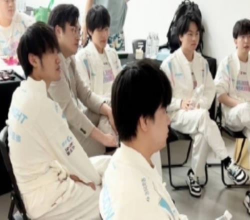 BLG分享選手動態(tài)：報告！正在后臺認真觀賽