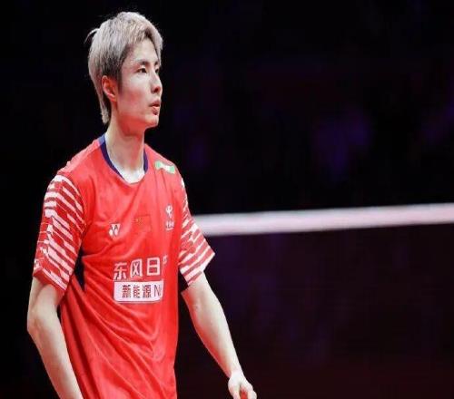 國羽率先鎖定總決賽五個四強席位，李詩灃受傷坐輪椅離場