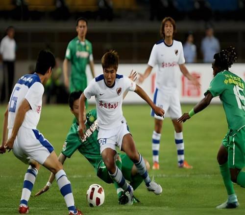 他是前深足隊長(cháng)，退役后開(kāi)火鍋店，如今成大老板，還贊助中超球隊