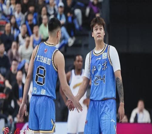 真相大白！北京男籃雙輸浙江隊(duì)原因曝光，徐利民怒摔戰(zhàn)術(shù)板有用嗎