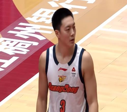 不要讓胡明軒打控衛(wèi)！他真的打不了1號(hào)位球迷：杜鋒太固執(zhí)