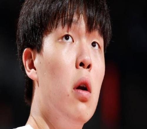楊瀚森狂砍16分！媒體人熱議：籃球人才遠多足球，尬吹OR蹭熱度