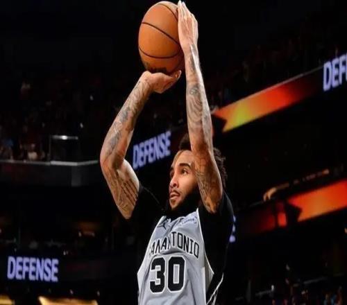 幸好沒(méi)交易，馬刺鋒線一戰(zhàn)創(chuàng)造3紀(jì)錄，年薪300萬(wàn)或擠走首發(fā)巴恩斯