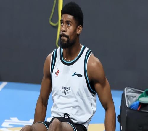 許利民又便秘！不叫暫停，末節(jié)放棄最強(qiáng)點(diǎn)給新援磨合，臨場(chǎng)遭眾怒