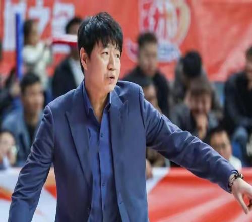 CBA又鬧大笑話，裁判肆無忌憚太囂張，逼得翻譯扇嘴巴還被罰