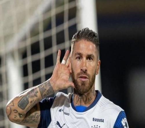 羅馬諾：拉莫斯仍想?yún)⒓邮澜绫?，他愿意去意甲球? loading=