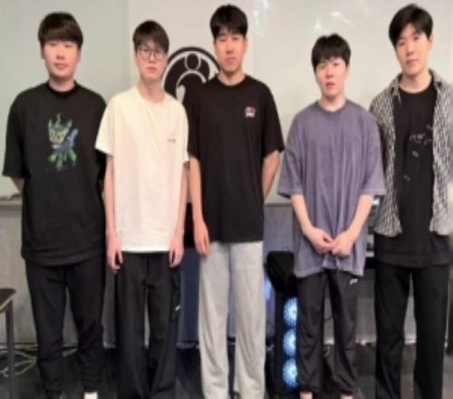 IG曬選手合照：抓兄弟們來張中秋節(jié)合照，祝大家中秋節(jié)快樂