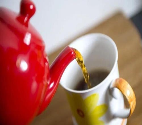 阿莫林：我不太喜歡喝茶，尤其不理解有人往茶里加牛奶