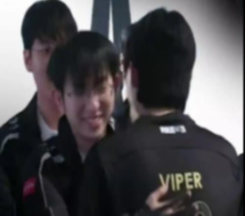 S15賽事現(xiàn)場：Flandre和Viper賽后擁抱