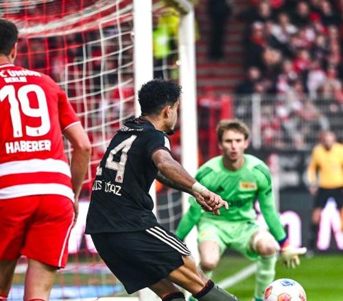 預(yù)定普斯卡什！迪亞斯0角度射門神仙球，拜仁7000萬歐花的太值了