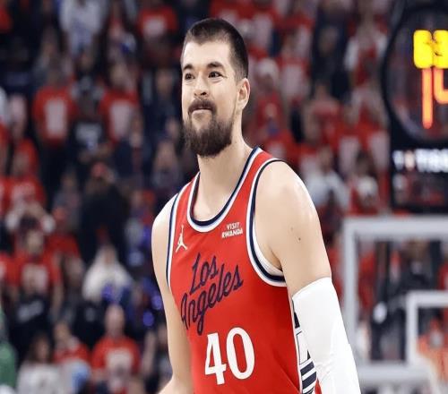 祖巴茨一復(fù)出就是毒瘤！防守白送，進(jìn)攻影響空間致雙核崩盤！