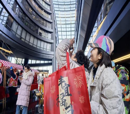 挑戰(zhàn)200米高空，600名選手在麗澤SOHO登高啟新年