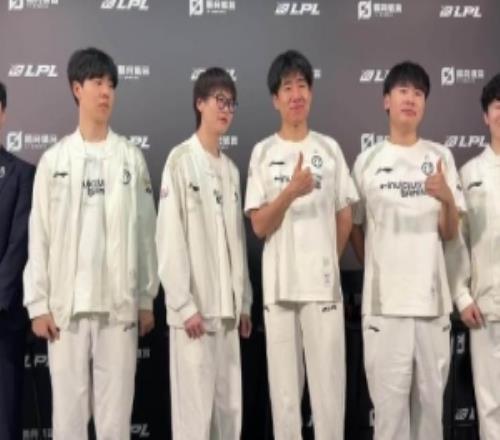 GALA：Kanavi說(shuō)100%贏你回?fù)粢幌掳?！Meiko：一般說(shuō)這種的都輸了