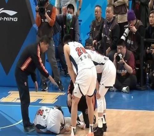 虛驚一場！徐杰傷情拍片結(jié)果：骨頭和韌帶都沒事，只是硬傷