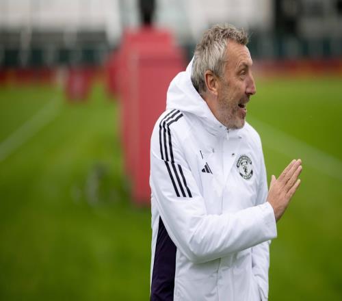 TA：阿莫林會(huì)堅(jiān)持三后衛(wèi)陣型，他認(rèn)為這可以帶領(lǐng)曼聯(lián)重奪獎(jiǎng)杯