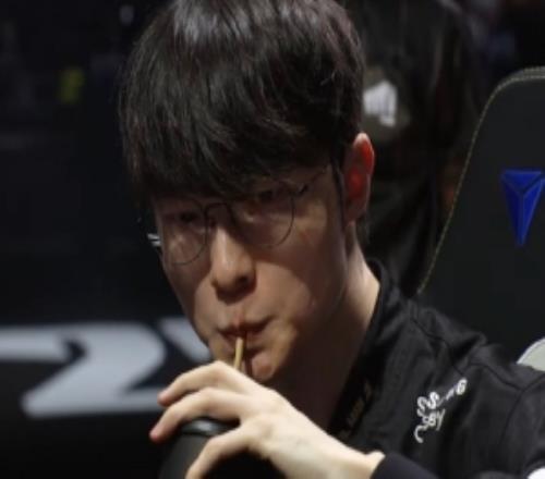 主持人小悠：T1还是太强了但AL也燃尽了圣枪哥真的没有输！