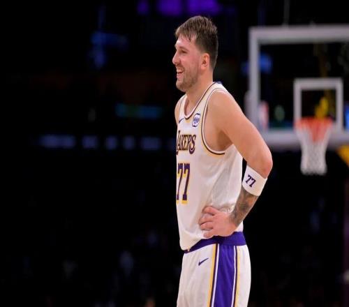 全明星爆冷！詹姆斯落后開拓者菜鳥7萬(wàn)票，20年統(tǒng)治時(shí)代終結(jié)