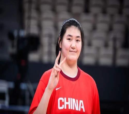 宮魯鳴放心吧！女籃第1中鋒開啟職業(yè)生涯，聯(lián)盟格局會(huì)被改變嗎