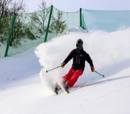 初雪后首個(gè)周末，京郊雪場(chǎng)迎客流小高峰